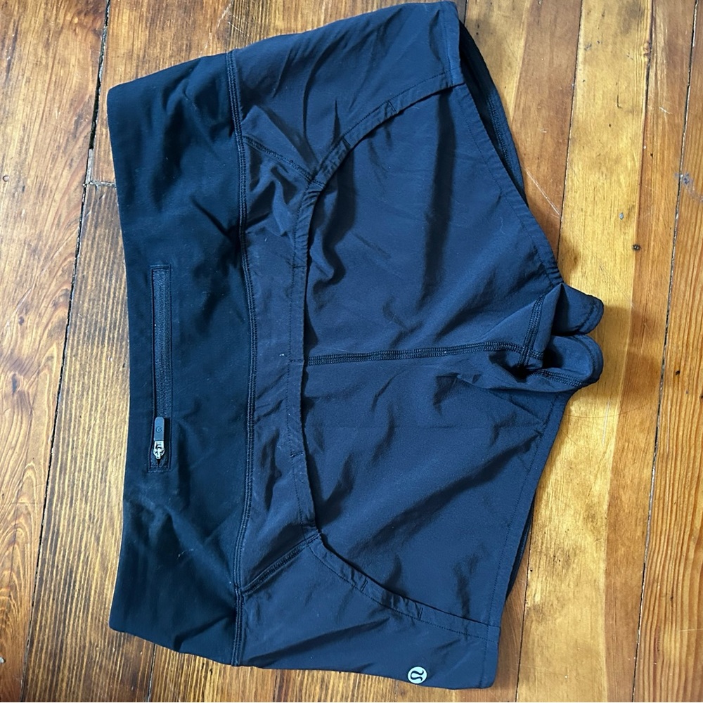 black lululemon shorts